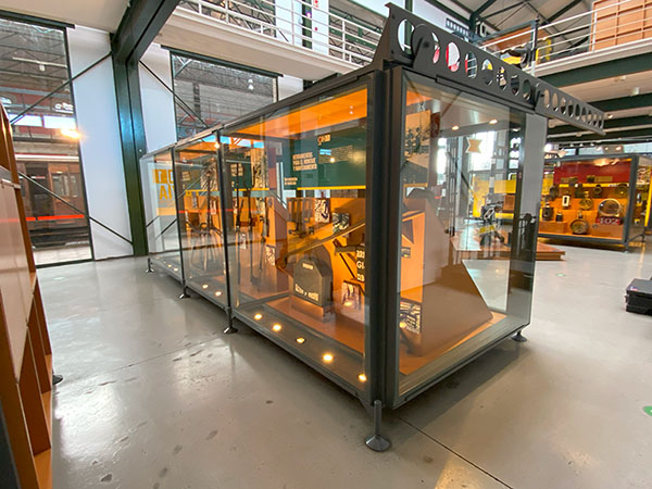 Elementos ferroviarios en las salas de exposición del museo del ferrocarril de Gijón