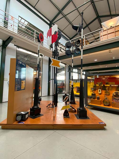Elementos ferroviarios en las salas de exposición del museo del ferrocarril de Gijón
