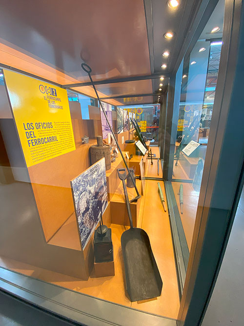 Elementos ferroviarios en las salas de exposición del museo del ferrocarril de Gijón