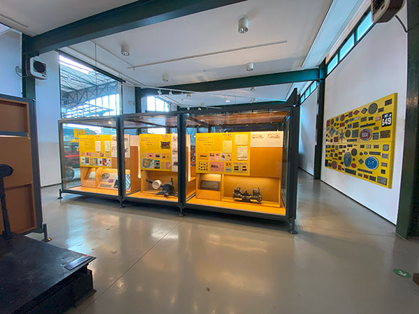Elementos ferroviarios en las salas de exposición del museo del ferrocarril de Gijón