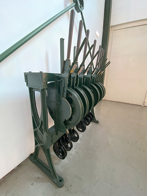 Elementos ferroviarios en las salas de exposición del museo del ferrocarril de Gijón