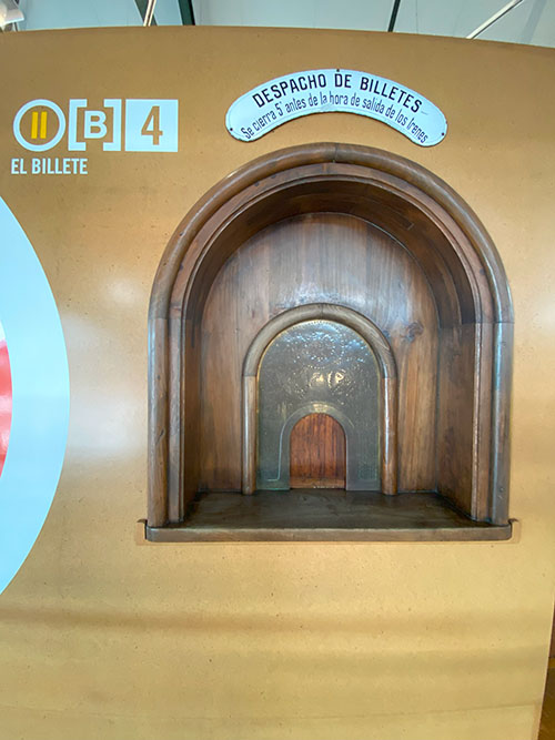 Elementos ferroviarios en las salas de exposición del museo del ferrocarril de Gijón