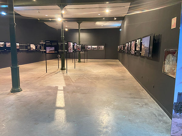 Sala de exposición y audiovisuales en el museo del ferrocarril en Gijón