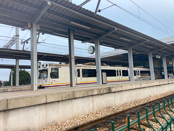 Tren de Renfe Cercanías para transporte masivo de viajeros