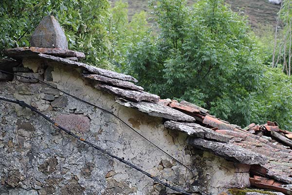 Tejas en una casa en ruinas