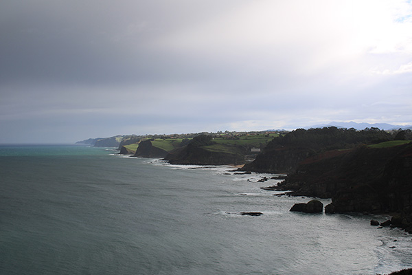 Vista de la costa oriental de Asturias desde la colina del Cuervo en Gijón