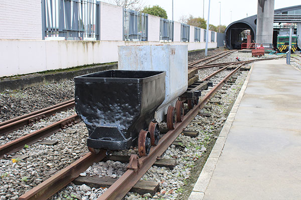 Elementos ferroviarios como vagonetas transportaban el carbón de la mina al exterior