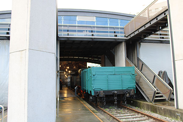 Elementos ferroviarios en rehabilitación en la nave taller del museo del ferrocarril en Gijón