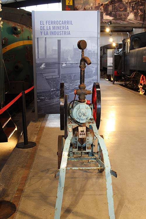 Exposición de elementos de transporte ferroviario vinculados a la minería y la industria en el museo del ferrocarril en Gijón