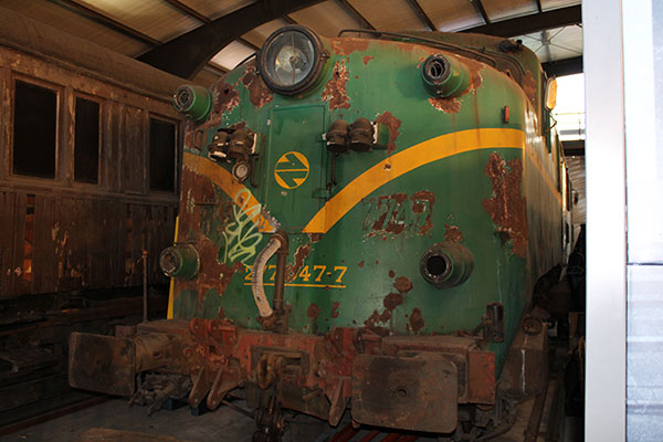 Elementos ferroviarios en rehabilitación en la nave taller del museo del ferrocarril en Gijón