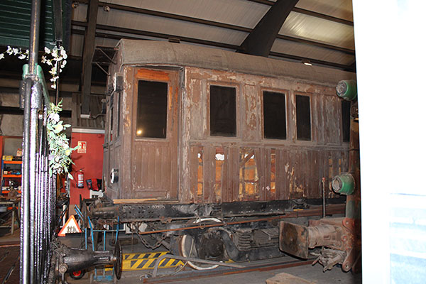 Elementos ferroviarios en rehabilitación en la nave taller del museo del ferrocarril en Gijón