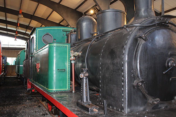 Elementos ferroviarios en rehabilitación en la nave taller del museo del ferrocarril en Gijón
