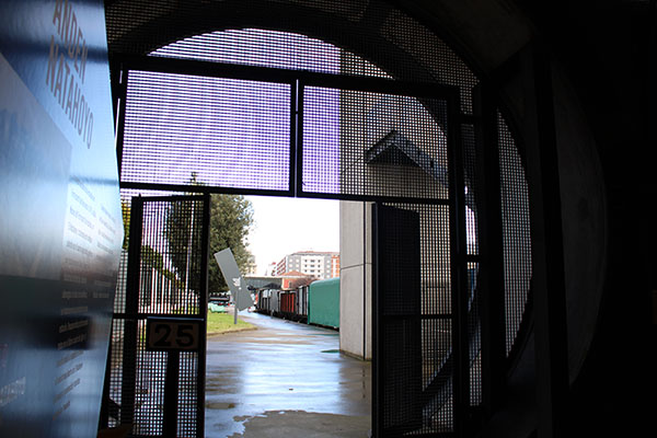 Elementos ferroviarios en rehabilitación en la nave taller del museo del ferrocarril en Gijón