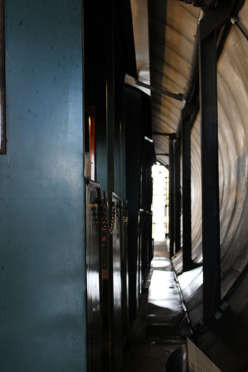 Elementos ferroviarios en rehabilitación en la nave taller del museo del ferrocarril en Gijón