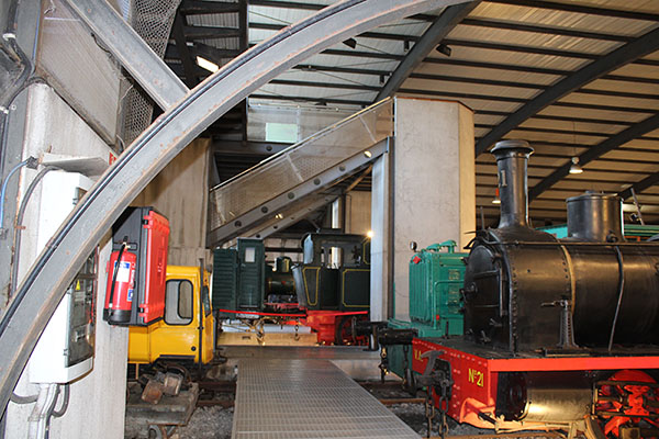 Elementos ferroviarios en rehabilitación en la nave taller del museo del ferrocarril en Gijón