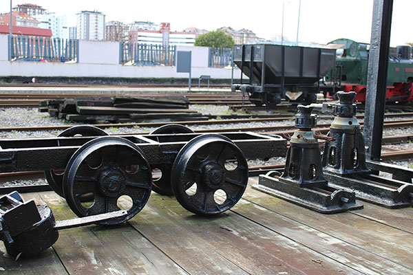Zona de andenes y playa de vías en el museo del ferrocarril en Gijón
