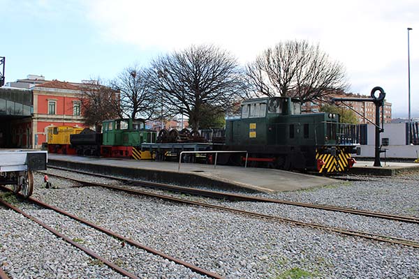 Zona de andenes y playa de vías en el museo del ferrocarril en Gijón
