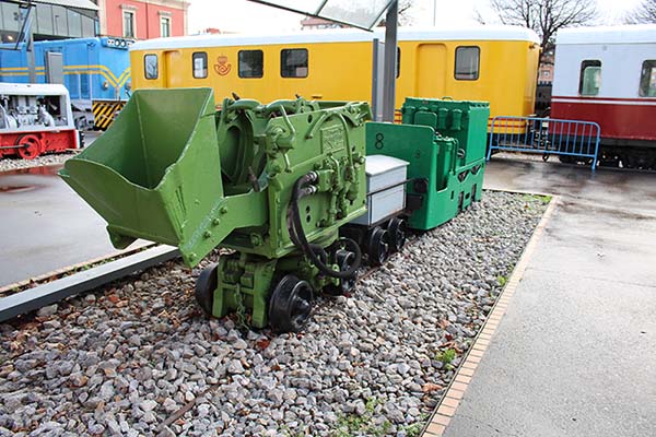 Elementos ferroviarios como vagonetas transportaban el carbón de la mina al exterior