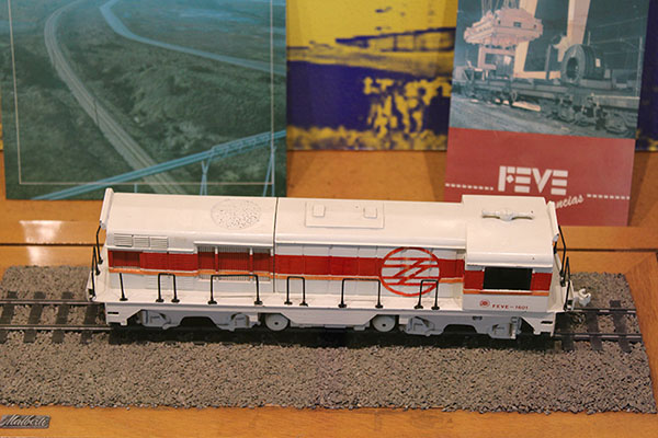 Maqueta de una locomotora de un tren en el museo del ferrocarril en Gijón