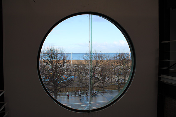Playa de poniente en Gijón vista desde el interior del museo del ferrocarril