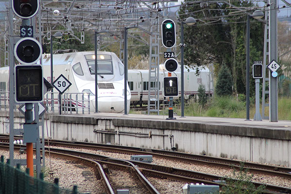 Tren Alvia llegando a la estación de Gijón