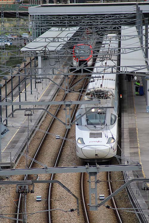 Tren Alvia en la estación de Gijón