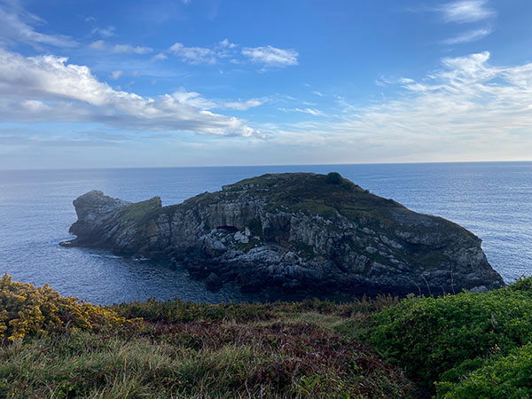 Isla o islote de la Tortuga entre el cabo de San Lorenzo y la colina del Cuervo en Gijón