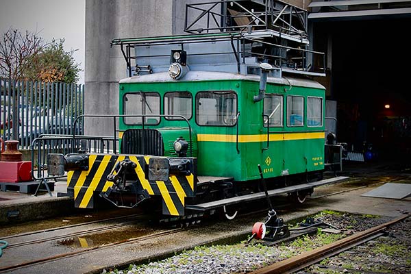 Elementos ferroviarios en rehabilitación en la nave taller del museo del ferrocarril en Gijón