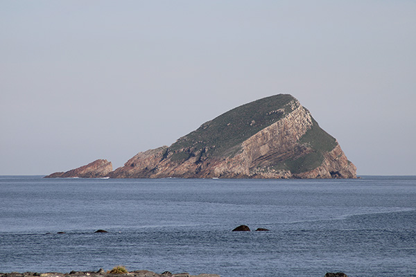 Isla de la Deva vista desde el espigón de San Esteban de Pravia