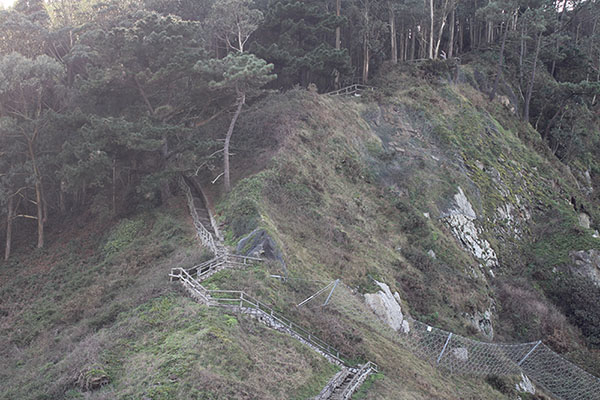 Escaleras de subida e inicio de la senda de los Miradores en el lado de San Esteban de Pravia