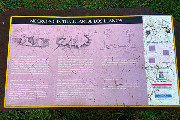 Panel explicativo en el dolmen del cerro de los Llanos en monte Areo