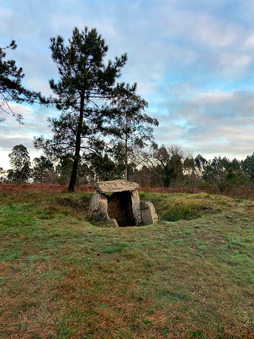 Imagen del dolmen del cerro de los Llanos en monte Areo en Asturias