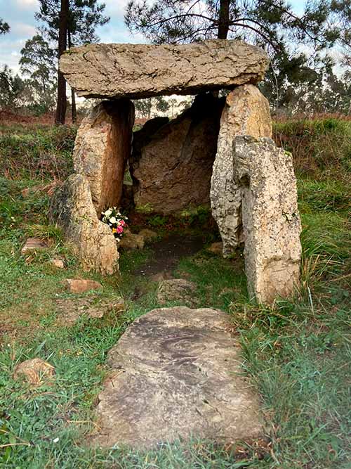 Imagen del dolmen del cerro de los Llanos en monte Areo en Asturias