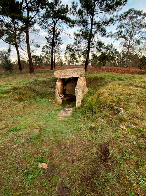 Imagen del dolmen del cerro de los Llanos en monte Areo en Asturias
