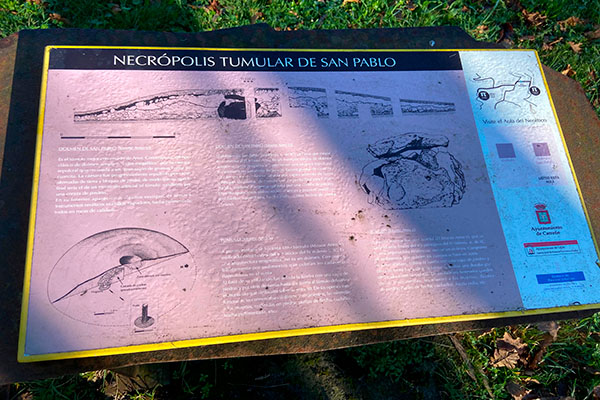 Panel indicador de la necrópolis de San Pablo en monte Areo en Asturias