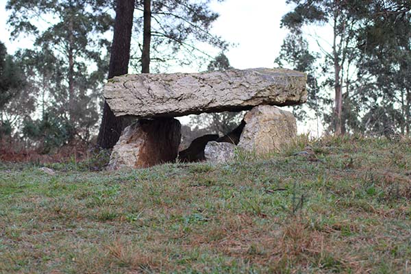 Imagen del dolmen del cerro de los Llanos en monte Areo en Asturias