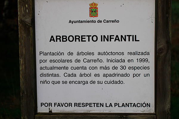Panel indicador de plantación en monte Areo en Asturias