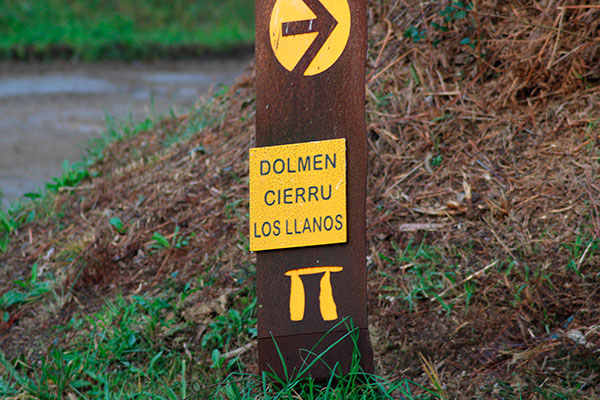 Indicador del dolmen del cerro de los Llanos en monte Areo