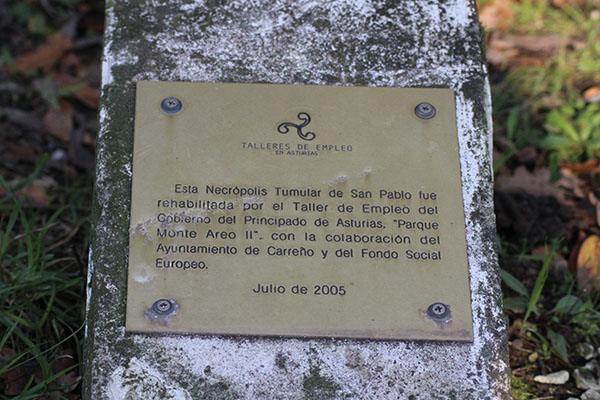 Panel indicador de la necrópolis de San Pablo en monte Areo en Asturias
