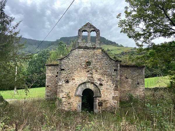 Iglesia de pueblo abandonada