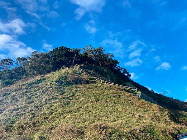 Escaleras de subida e inicio de la senda de los Miradores en el lado de San Esteban de Pravia