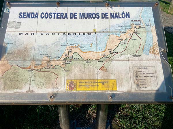 Panel informativo de la senda de los Miradores en Asturias