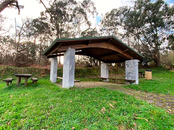 Pequeño área de descanso al lado del mirador de la Atalaya en la senda de los miradores en Asturias