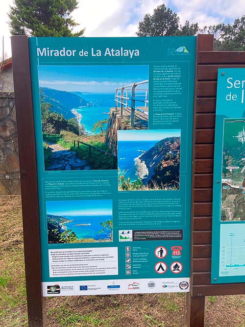 Panel informativo sobre el mirador de la Atalaya en la senda de los miradores en Asturias