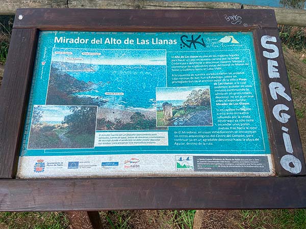 Panel explicativo del alto de las Llanas en la senda de los Miradores en Asturias
