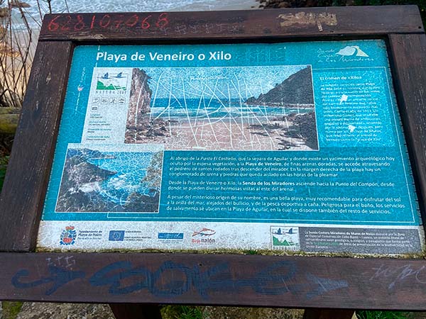 Panel informativo de la playa de Xilo o Veneiro en la senda de los Miradores en Asturias