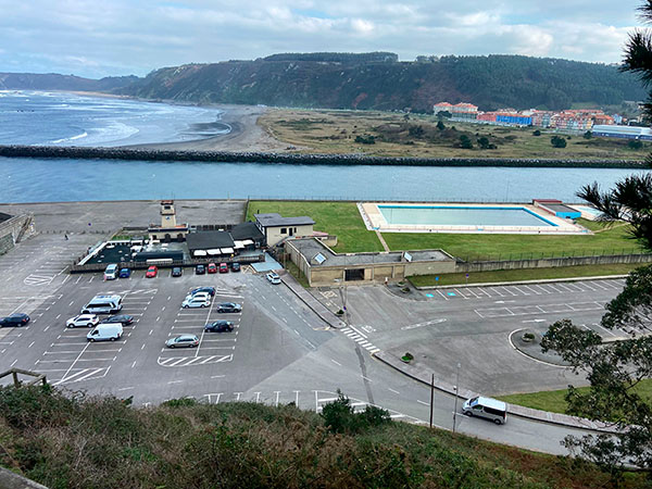 Aparcamiento en el espigón de San Esteban de Pravia en Asturias