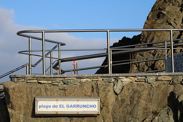 Cartel indicador de la playa del Garruncho en Asturias