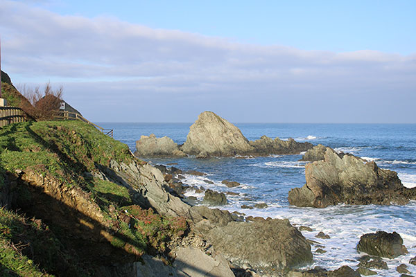 Vista de la playa de la Guardada en pleamar desde el inicio de la senda de los miradores en Asturias
