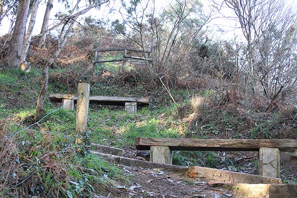 Descansos en la ascensión inicial de la senda de los miradores en Asturias